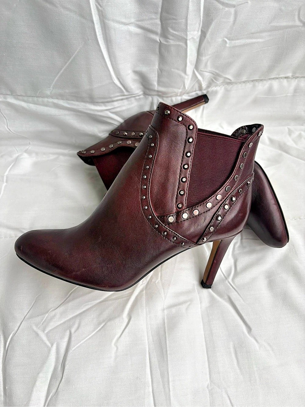 Vince Camuto Pointed-Toe Studded Ankle Boots in Burgundy. Sixe 6.5 M, 36.5